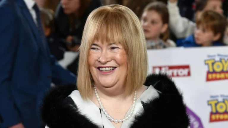 Susan Boyle, la 65 de ani, a adoptat un nou stil. Vedeta a optat pentru estetica „Mob Wives”.