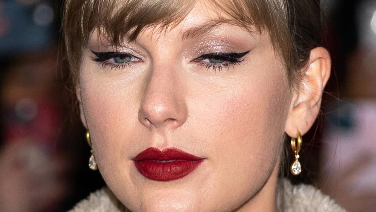 Lectia de stil pe care o invatam de la Taylor Swift. Cum sa porti rochia furou la o cina în oras