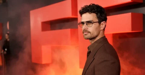 Surpriza uriasa pentru fanele lui Theo James. Cum a aparut actorul pe internet