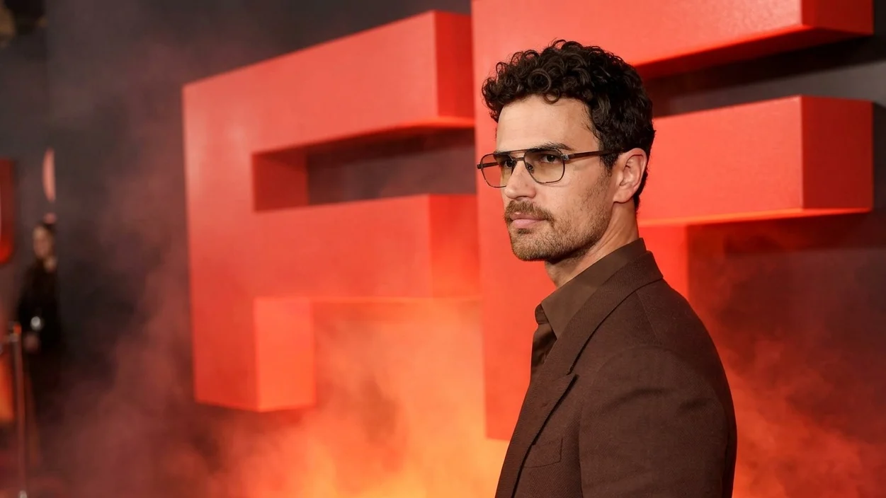 Surpriza uriasa pentru fanele lui Theo James. Cum a aparut actorul pe internet