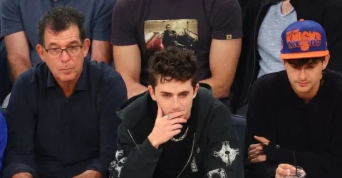 Timothée Chalamet a purtat cizme mini Ugg la un meci de baschet. O alegere vestimentară neconvențională.