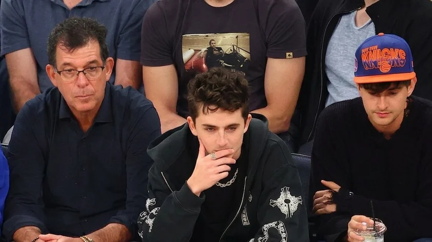 Timothée Chalamet a purtat cizme mini Ugg la un meci de baschet. O alegere vestimentară neconvențională.