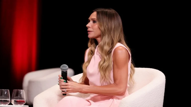 Victoria Beckham, mărturisiri despre cum vârsta i-a schimbat relația cu aspectul fizic. Creatoarea de modă a detestat cum arată aproape toată viața.