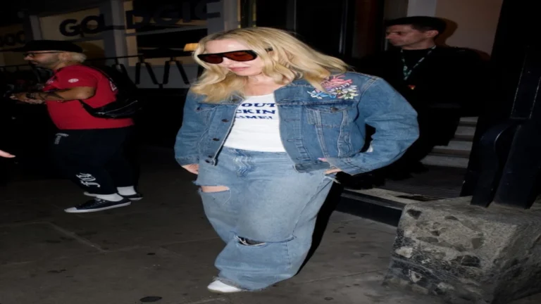 Madonna readuce în atenție blugii largi, cu tăieturi. Denimul distrus revine în modă.