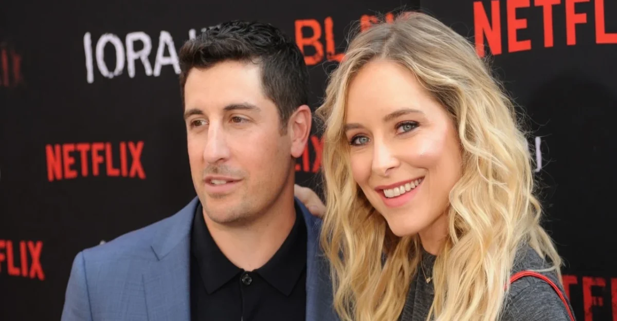 Jason Biggs și Jenny Mollen divorțează după 18 ani de căsnicie. Motivele despărțirii ies la iveală.