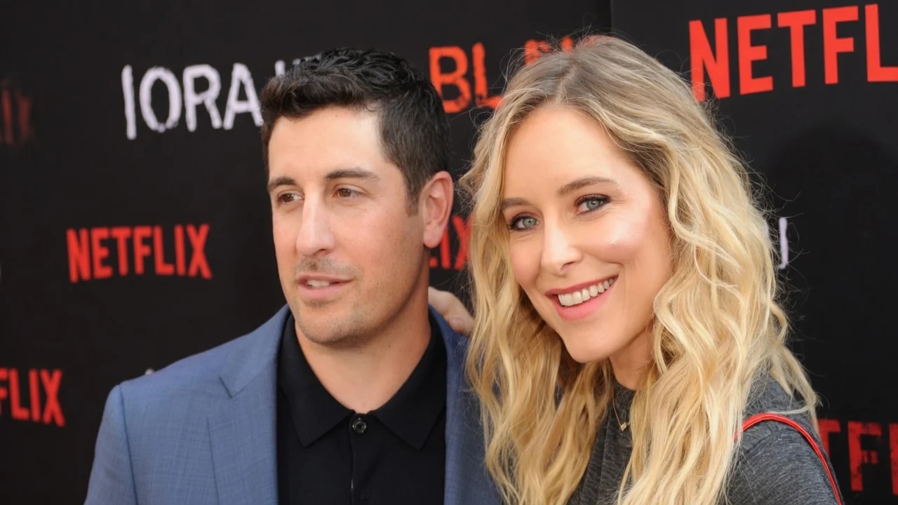 Jason Biggs și Jenny Mollen divorțează după 18 ani de căsnicie. Motivele despărțirii ies la iveală.