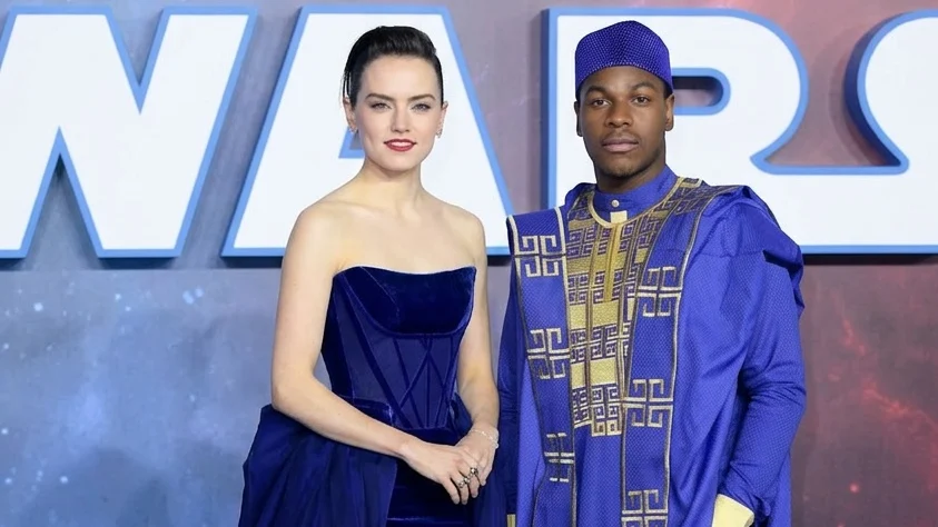 Daisy Ridley and John Boyega pose together at Star Wars premiere