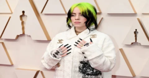 Trendul „ghost roots” reduce vizitele lunare la salon. Noua modă transformă rădăcinile vizibile în declarație de stil.