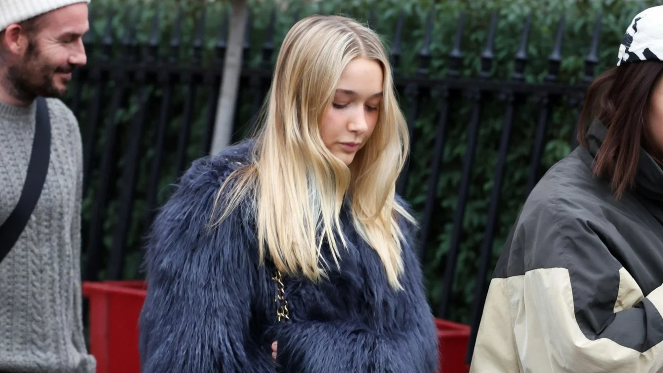 Harper Beckham la 14 ani. Blonda preferată, și capcana validării externe.