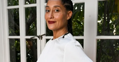 Ce se întâmplă când nu te poti decide la o culoare de oja. Solutia geniala gasita de Tracee Ellis Ross