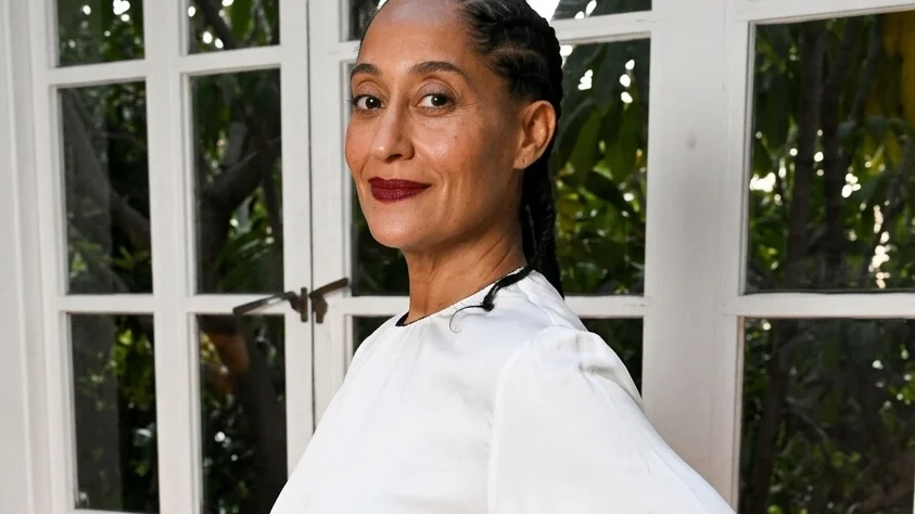 Ce se întâmplă când nu te poti decide la o culoare de oja. Solutia geniala gasita de Tracee Ellis Ross