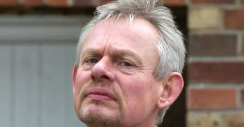 Serialul britanic Warren, cu Martin Clunes, disponibil acum pe Prime Video. Sitcom scurt, ideal pentru relaxare.