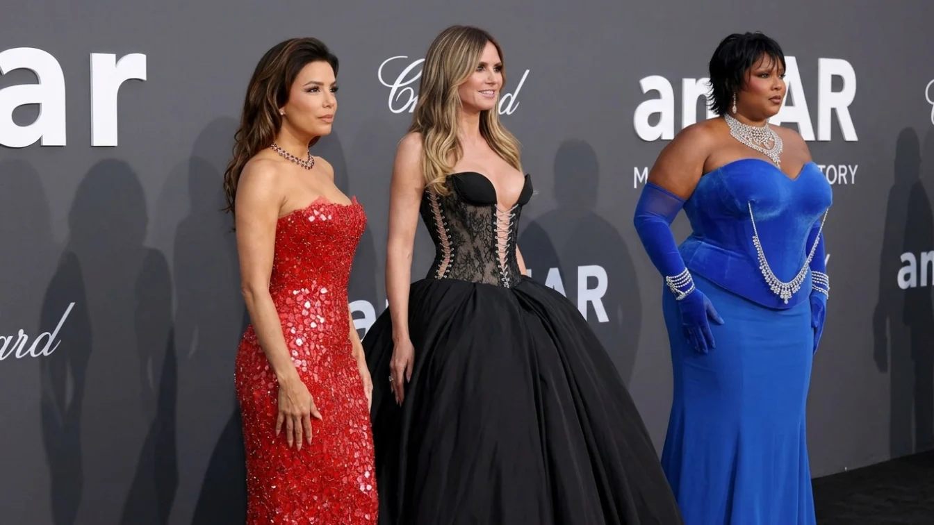 Spectacol total pe covorul roșu de la Cannes. Ce ținute au atras toate privirile joi seara
