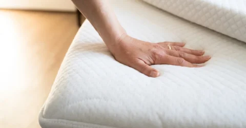 Diferența dintre un topper de 39 de lire și o saltea nouă. Ce spun experții despre durerile de spate