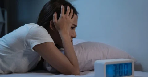 Motivul real pentru care te trezesti la 3 dimineata. Avertisment pentru femeile stresate
