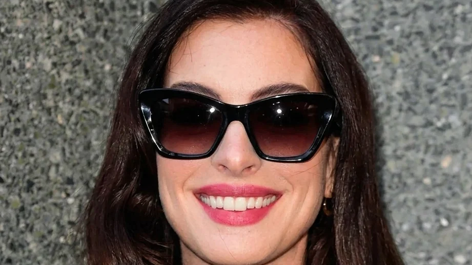 Closeup of Anne Hathaway with the Long subtle layers ”rich girl cut”.