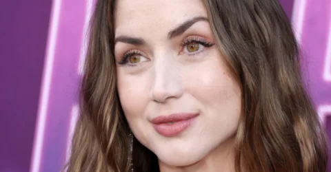 Ana de Armas, ținta body-shamingului după poze de plajă. Actrița, criticată pentru un abdomen „rotunjit”.