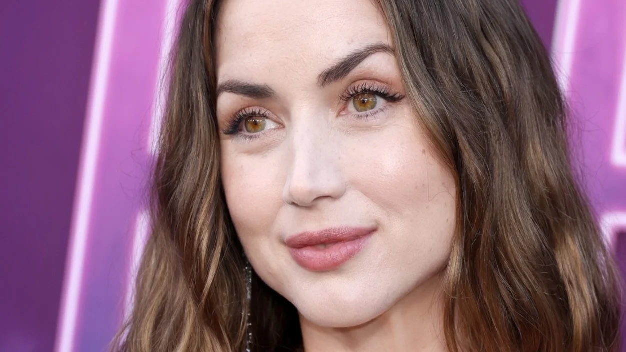 Ana de Armas, ținta body-shamingului după poze de plajă. Actrița, criticată pentru un abdomen „rotunjit”.