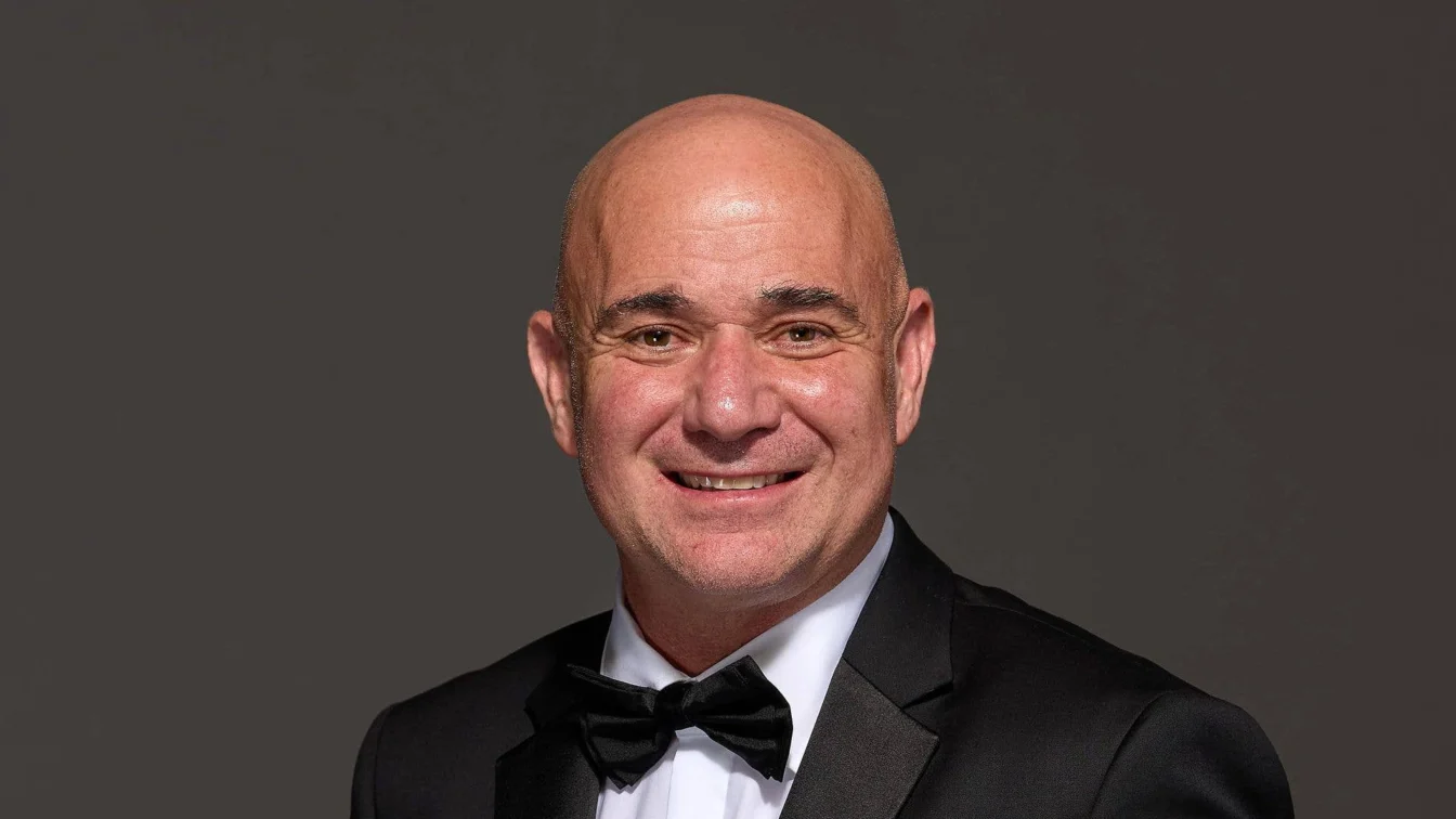 Fiul lui Andre Agassi, Jaden Gil, a apărut public la Roland Garros la 24 de ani. Tânărul a atras privirile alături de tatăl său.
