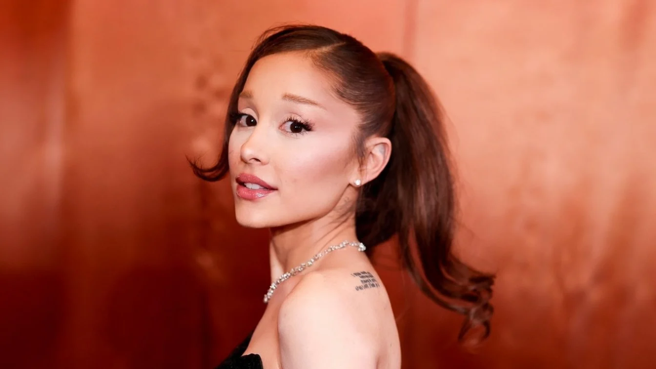 Ariana Grande revine pe scenă cu un turneu. Șapte ani de pauză au luat sfârșit.