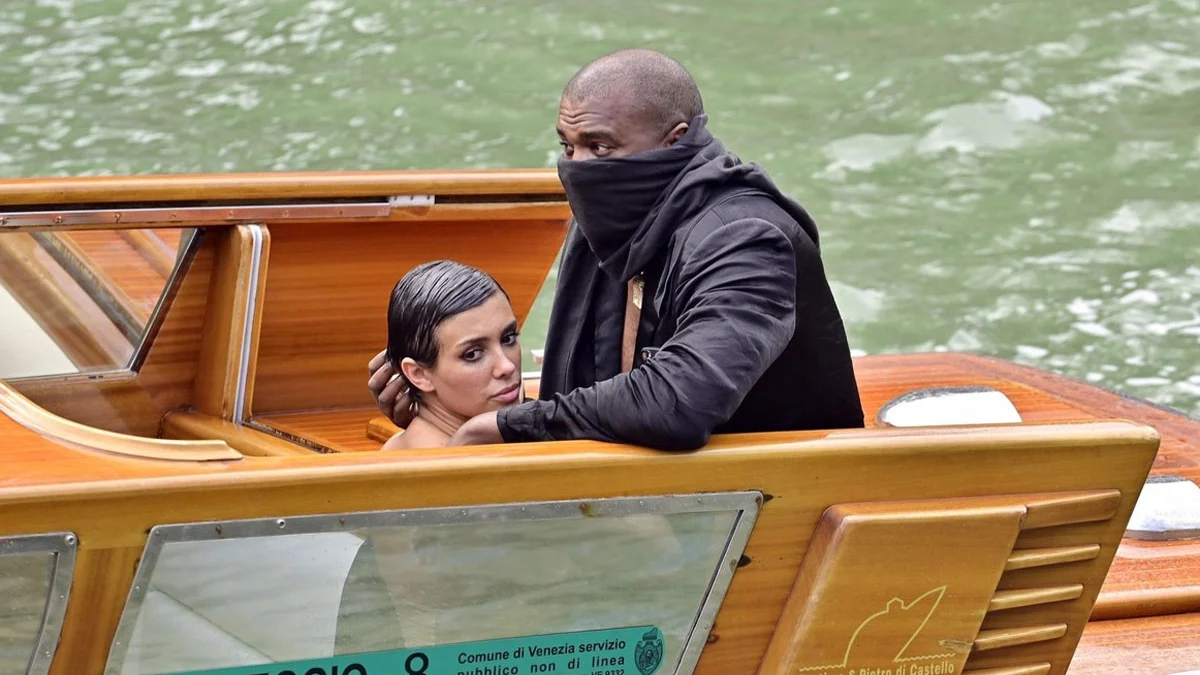 Bianca Censori, un videoclip bizar regizat pentru noul single al lui Kanye West. Imagini controversate.