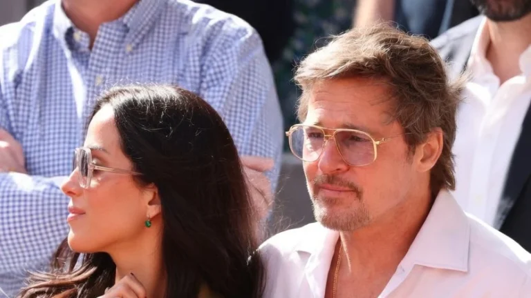 Lecția de stil oferită de Brad Pitt și iubita lui la Paris. Ce au purtat în tribune