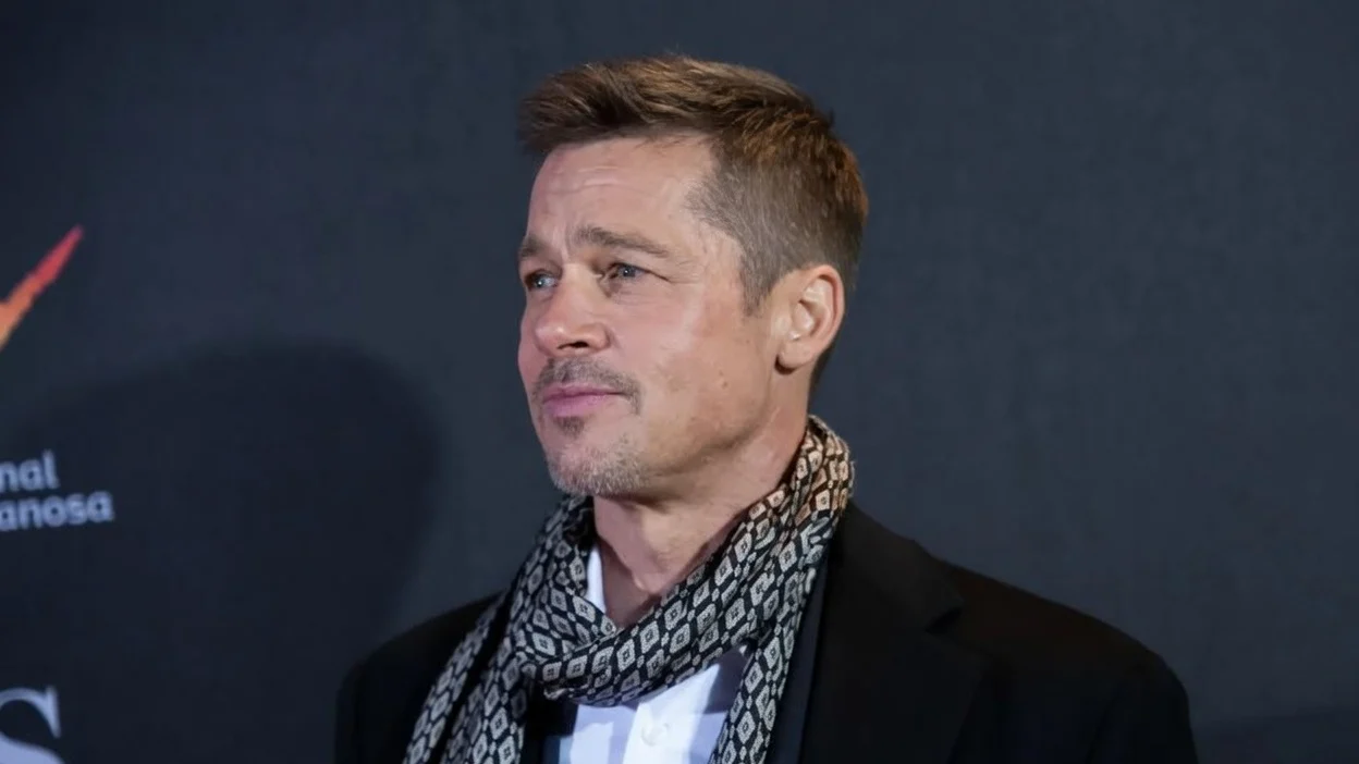 Brad Pitt at the premiere of Allied in a shirt, jacket and scarf.
