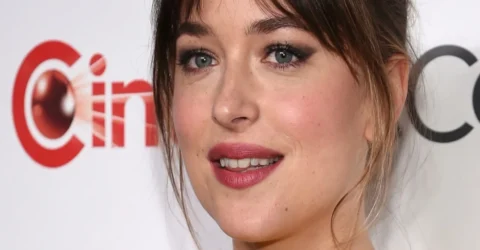 Decizia vestimentara care a infuriat internetul. Ce a purtat Dakota Johnson pe covorul rosu