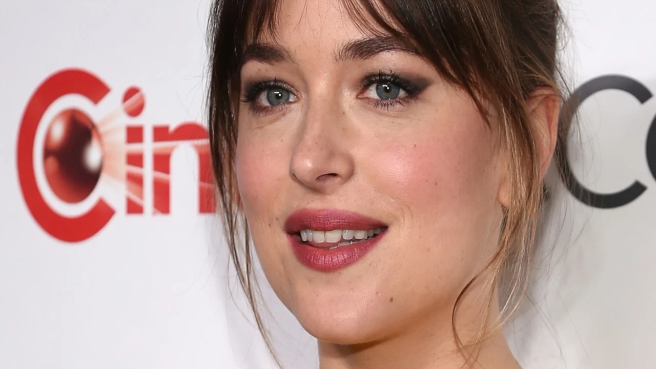 Decizia vestimentara care a infuriat internetul. Ce a purtat Dakota Johnson pe covorul rosu