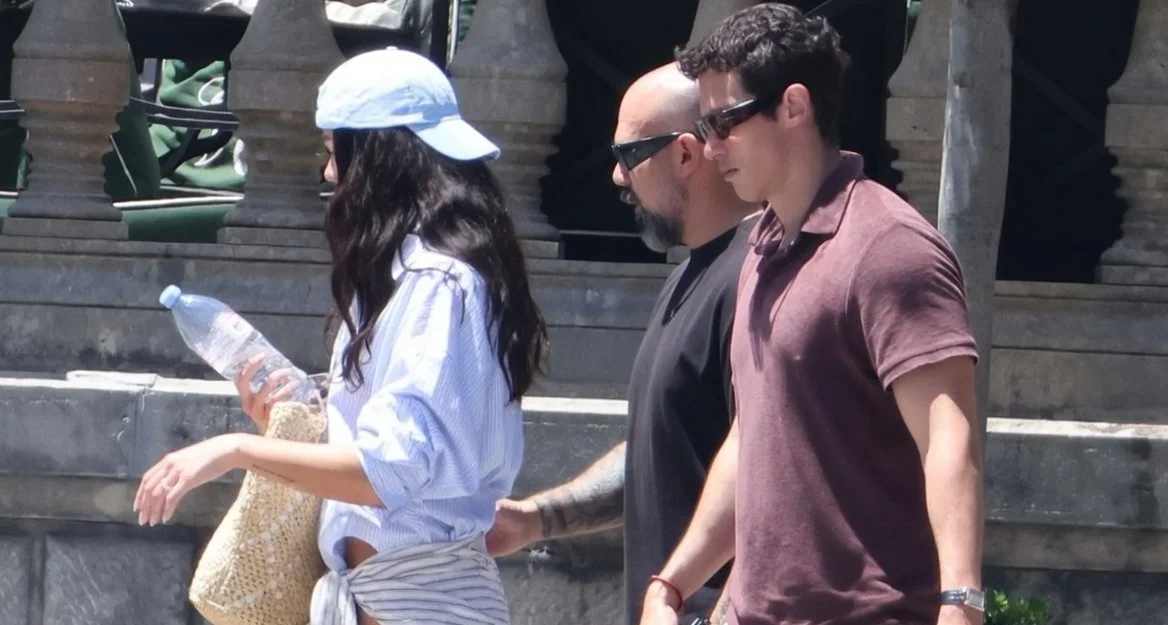 Dua Lipa și Callum Turner s-au căsătorit la Londra. Ceremonie intimă, urmată de petrecere în Sicilia.