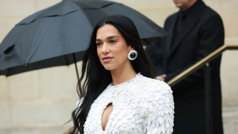 Dua Lipa s-a căsătorit. Artista a ales o ținută atipică pentru nunta secretă.