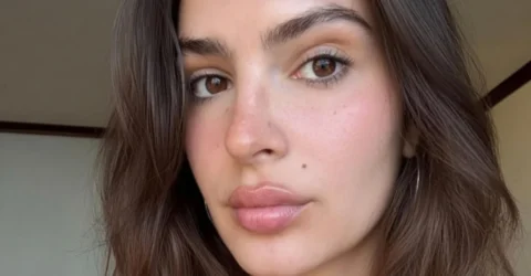 Imaginile cu Emily Ratajkowski, sursa unei noi dezbateri online despre expunerea corpului. Modelul promovează afacerea personală.
