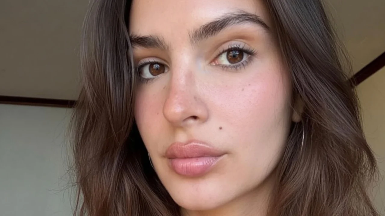 Imaginile cu Emily Ratajkowski, sursa unei noi dezbateri online despre expunerea corpului. Modelul promovează afacerea personală.