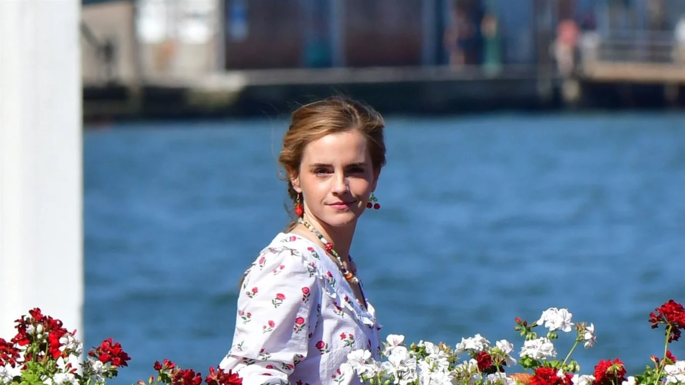 Emma Watson, apariție inedită în pijamale la Veneția. Actrița a ieșit la micul dejun în ținută de somn.