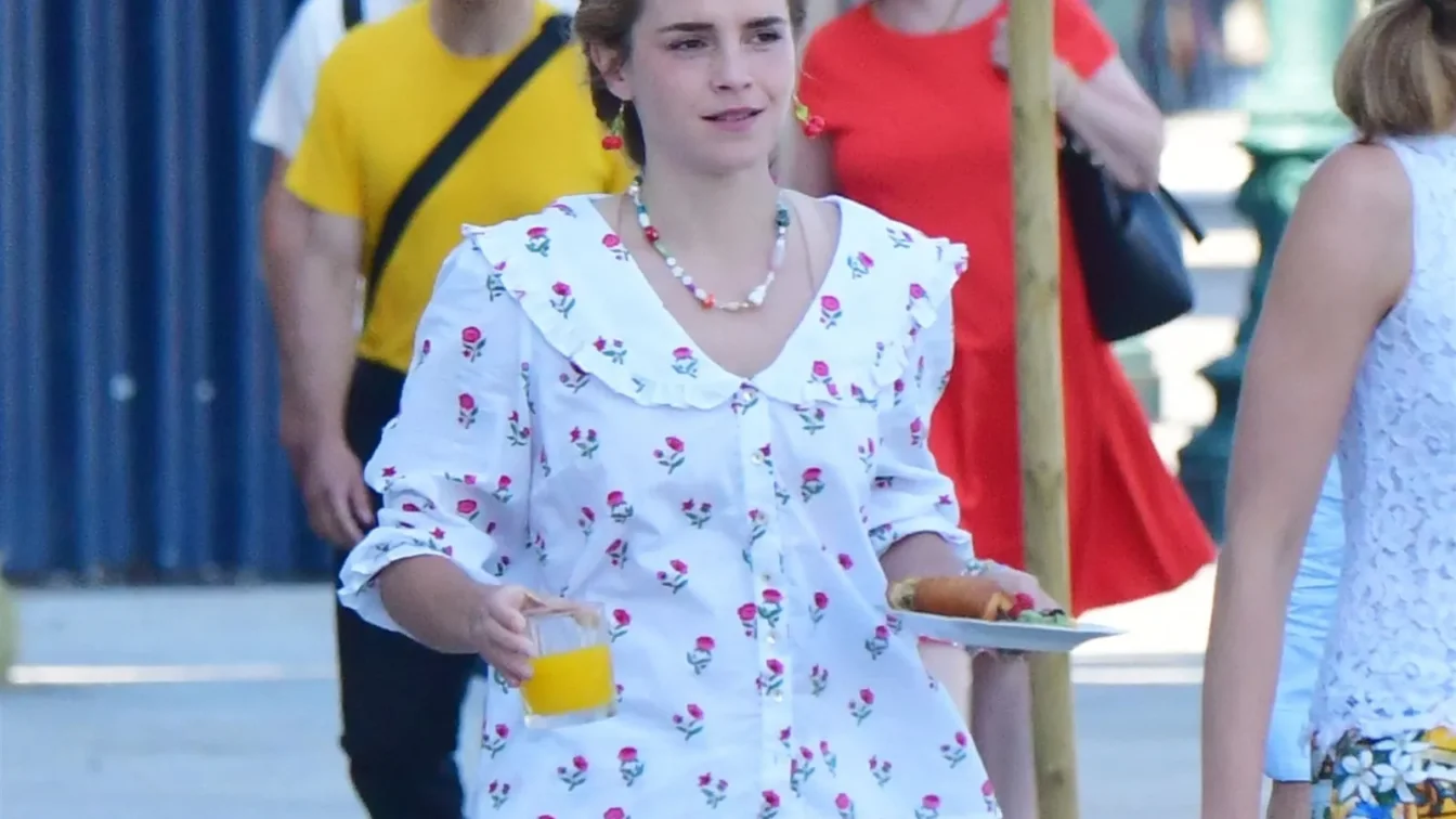 EXCLUSIVE Venice ITALY The British Actress of Harry Potter Fame Emma Watson en route with a friend holding a plate of...