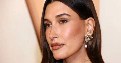 Hailey Bieber admite greșeli de îngrijire a tenului. Modelul a agresat bariera pielii la 18 ani.