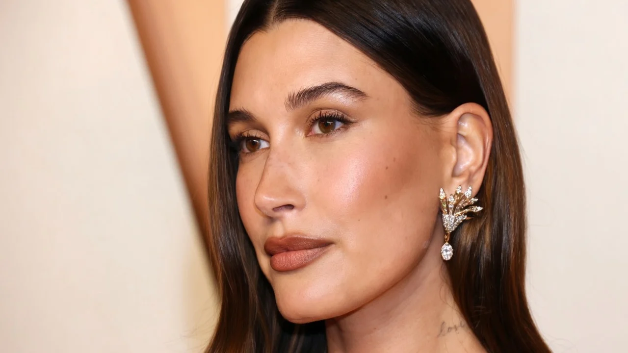 Hailey Bieber admite greșeli de îngrijire a tenului. Modelul a agresat bariera pielii la 18 ani.