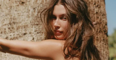 Hailey Bieber lansează noua linie de bronzere Rhode. Colecția, parte a unei campanii de marketing pentru Calzedonia.