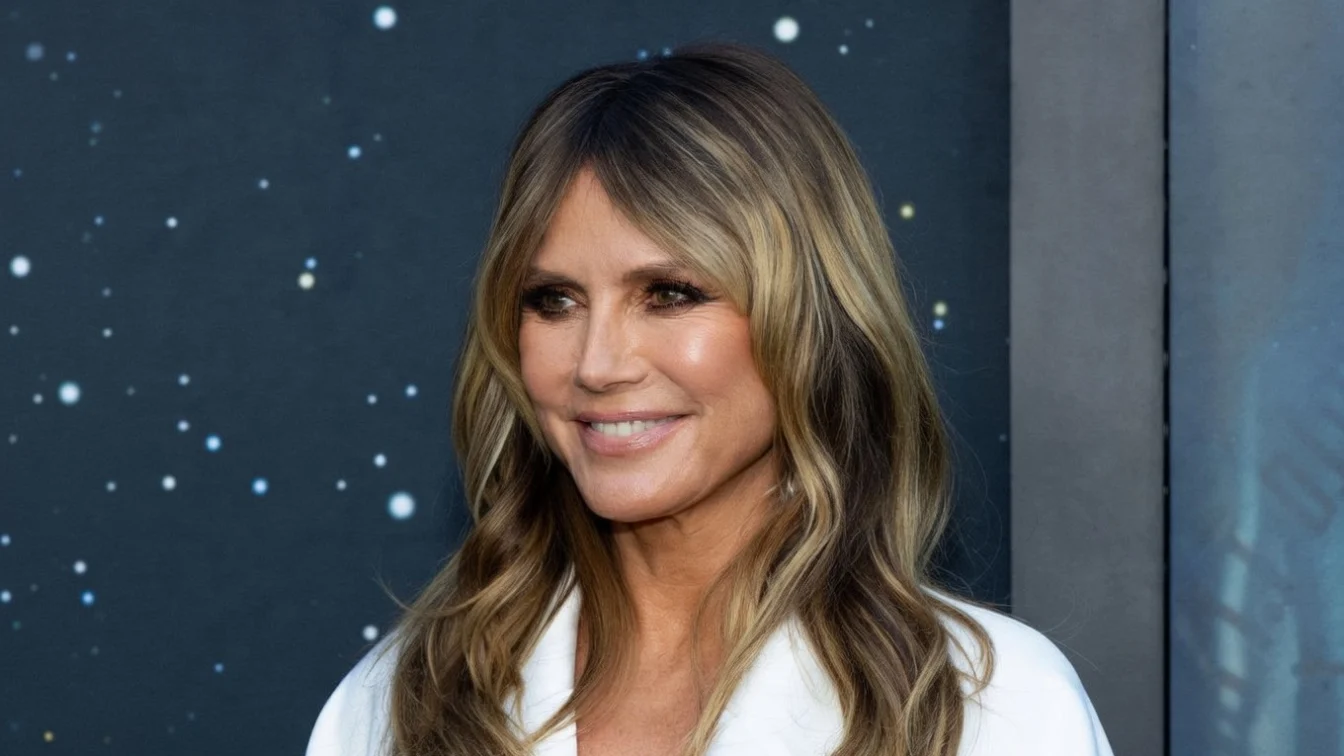 Heidi Klum a implinit 53 de ani. Cum arata vedeta în costum de baie