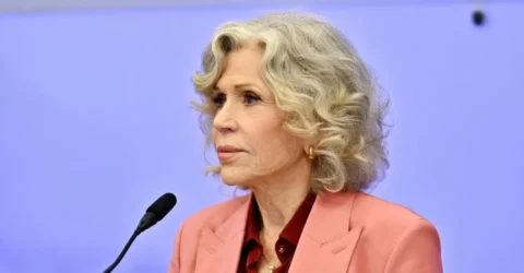 Jane Fonda, apariție remarcabilă la 88 de ani. Actrița a purtat un costum roz.