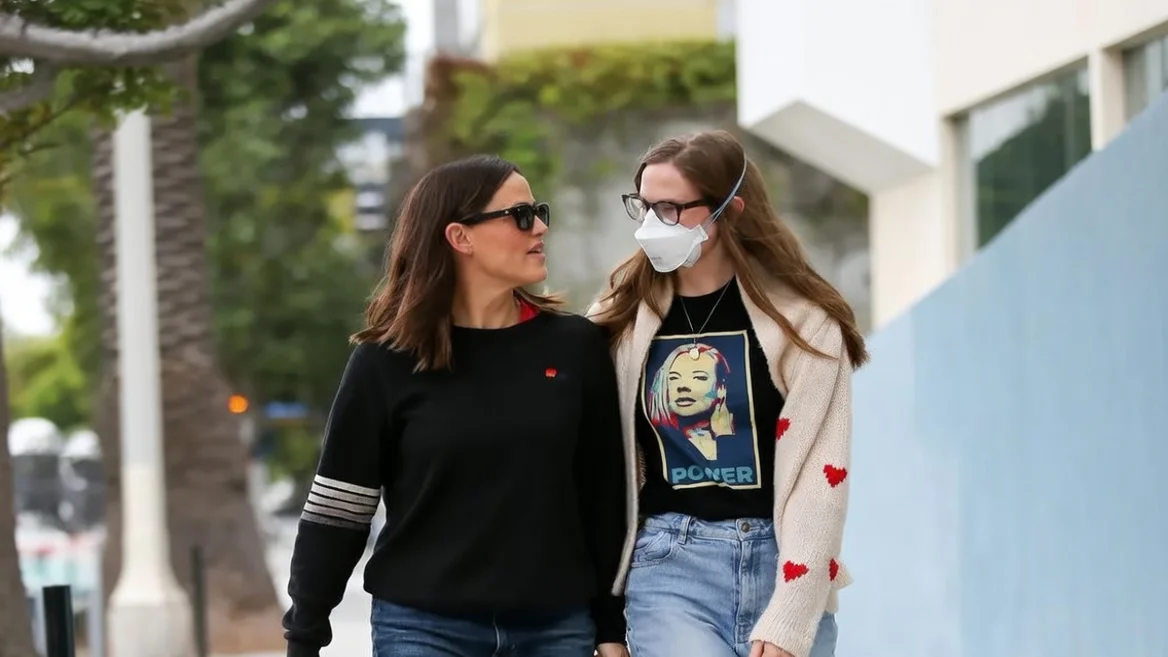Jennifer Garner walking with daughter Violet Affleck