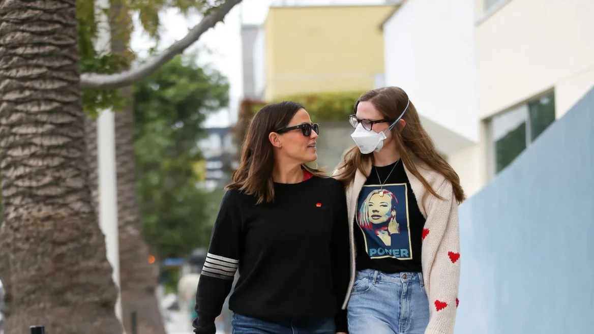 Jennifer Garner walking with daughter Violet Affleck