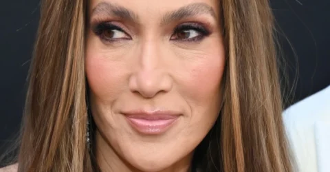 Jennifer Lopez, acuzată de fani că și-a mărit bustul la 56 de ani. Artista neagă orice intervenție estetică.
