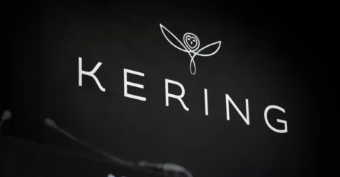 Kering, proprietarul Gucci și Balenciaga, renunță la materiale dăunătoare după 10 ani. Strategia verde transformă industria modei.