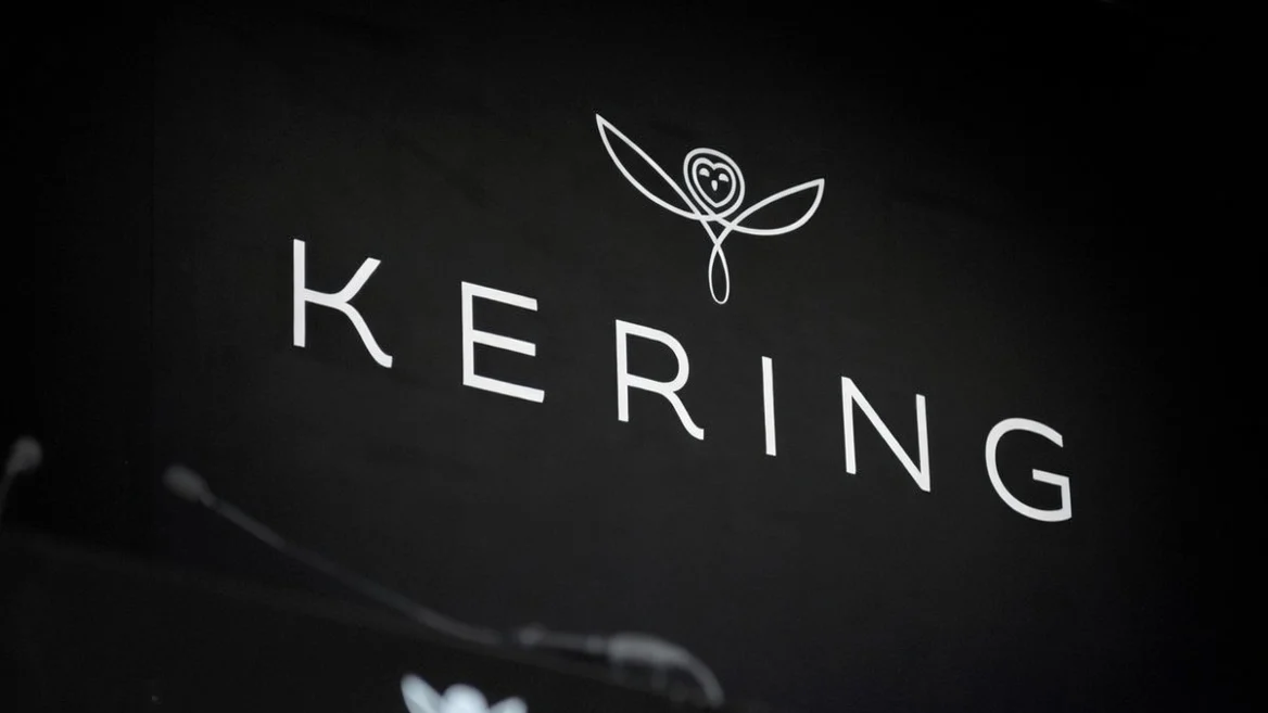 Kering, proprietarul Gucci și Balenciaga, renunță la materiale dăunătoare după 10 ani. Strategia verde transformă industria modei.