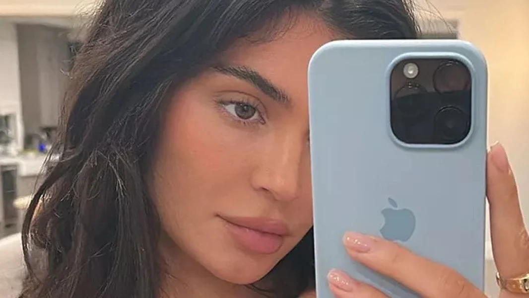 Kylie Jenner, criticată pentru o fotografie. Presiunea asupra femeilor.