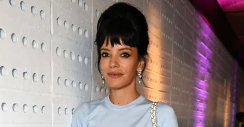 Lily Allen a atras privirile la evenimentul din Londra. Artista a etalat o tinuta retro la 41 de ani.