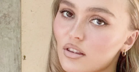 Lily-Rose Depp, fiica lui Johnny Depp, a sărbătorit la plajă fără machiaj. Actrița a împlinit 26 de ani.