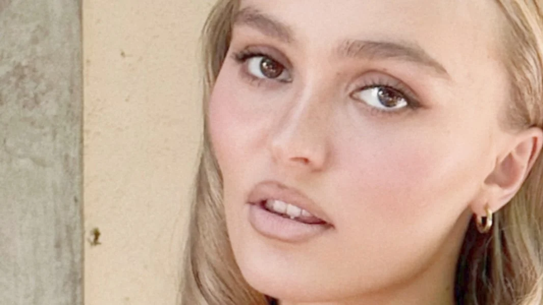 Lily-Rose Depp, fiica lui Johnny Depp, a sărbătorit la plajă fără machiaj. Actrița a împlinit 26 de ani.