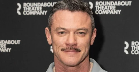 Fotografia cu Luke Evans, șapca de piele și blugi a împărțit internetul. Peste 10.000 de aprecieri.